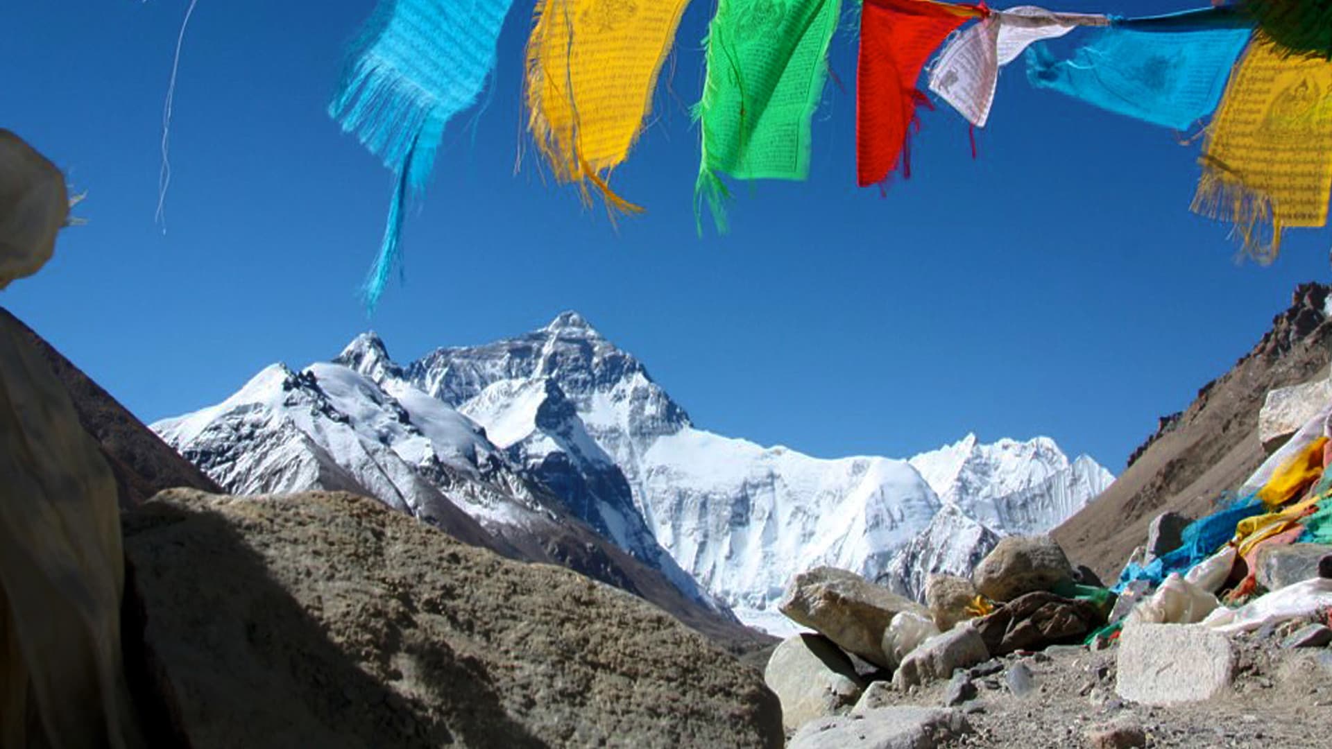 Sous L'Oeil De Qomolangma